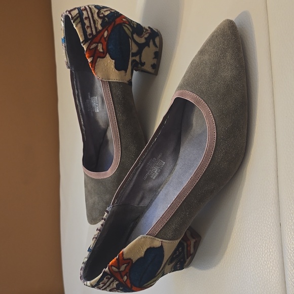 Lori  Goldstein Chic Green Suede Heels with Artistic Pattern, 8.5 (39), Preowned - Picture 1 of 10